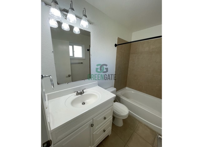 Building Photo - NOW AVAILABLE! Beautiful 3 Bedroom, 2 Bathroom Home Located in Ripon, CA