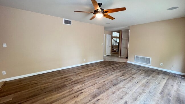 Building Photo - Wonderful 4 Bedroom 3 Bathroom Villa Park ...