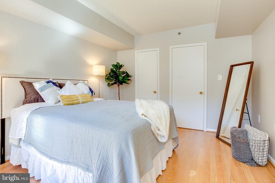 Building Photo - 1001 N Randolph St