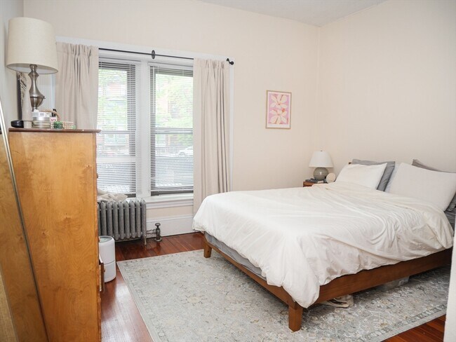 Building Photo - 1386 Beacon St