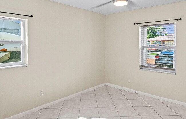 Building Photo - 400 NE 15th Ct