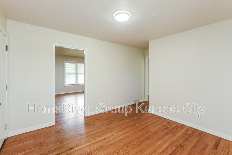 Building Photo - 1527 N 64th Dr