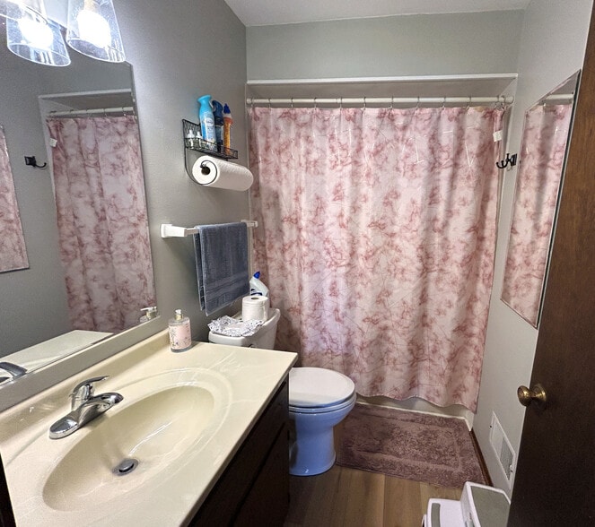 Full bathroom upstairs - 2711 Albany Ct