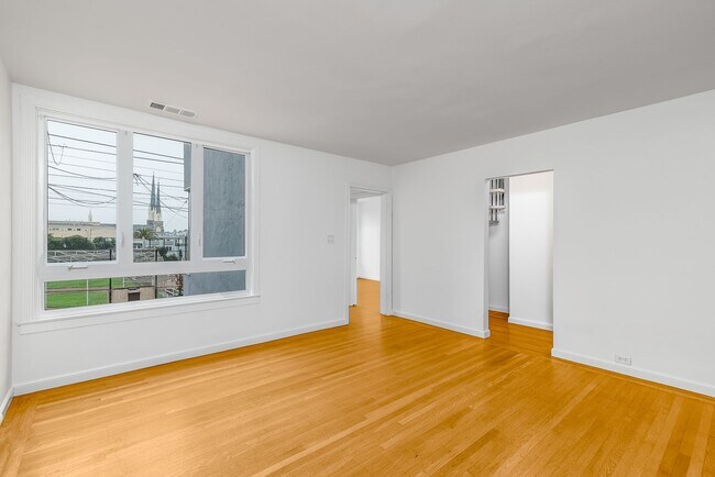 Building Photo - Noe Valley: Top Floor 2 bed 1 ba Condo w/ Finished Attic, Tandem Parking, W/D In-Unit, and Shared...