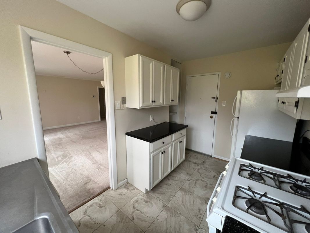 Building Photo - 10600 Kenilworth Ave