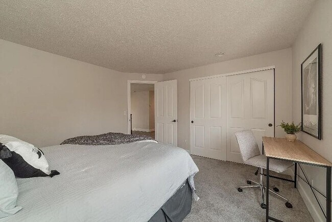 Building Photo - Beautiful Custom Home