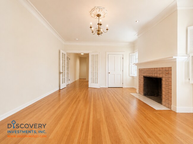 Building Photo - Classic Berkeley Condo with Tasteful Modern Updates