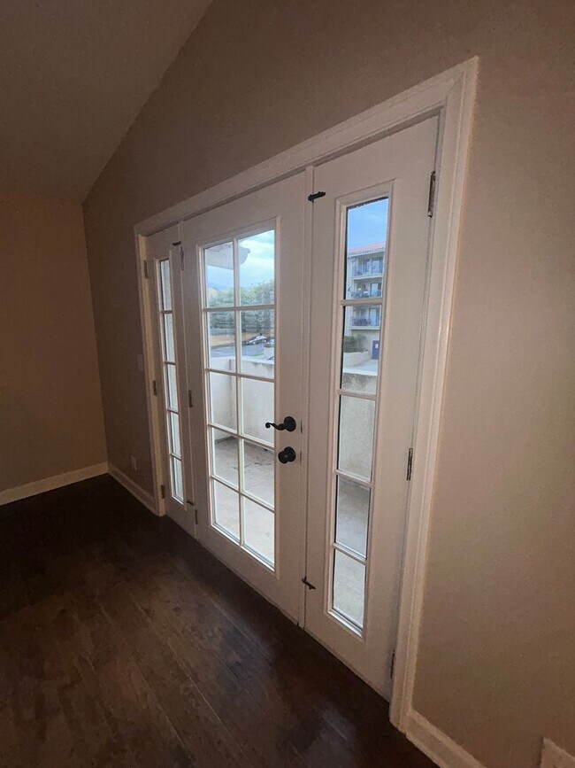 Building Photo - Beautiful 3 Bedroom 2 Bath condo!!