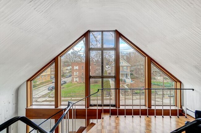 Building Photo - 2881 Observatory Ave