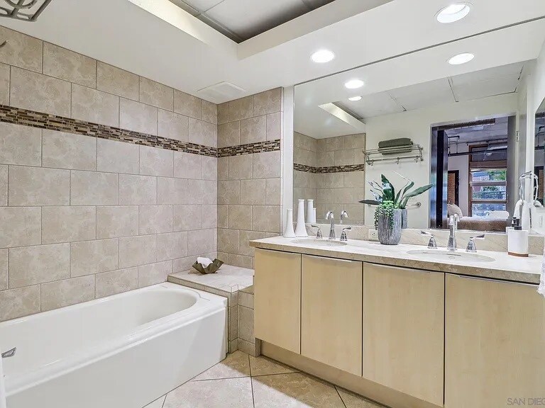 primary bathroom, separate bathtub - 877 Island Ave