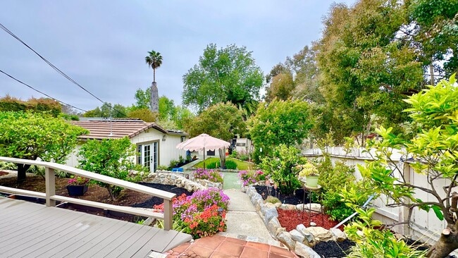 Building Photo - Spacious & Private Studio Layout Guest Hom...