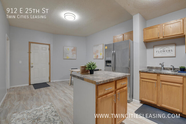 Building Photo - Updated 3 bed, 1 bath Apartment - With on-...