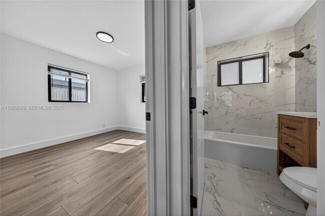 Building Photo - 2633 NE 13th Ave