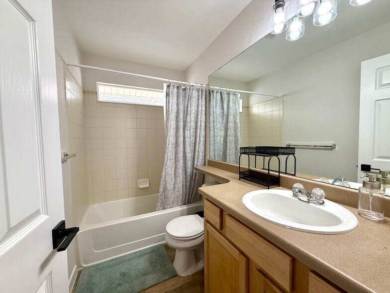 Building Photo - 2132 Clipper Way