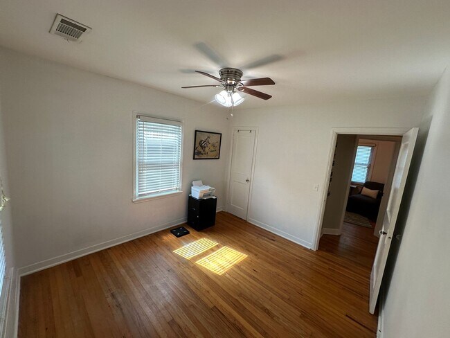 Building Photo - 3 BED | 1 BATH | SPACIOUS GATED BACKYARD |...