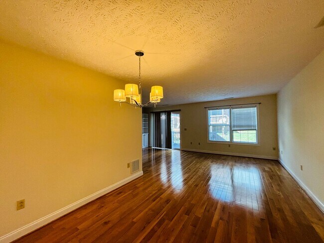 Building Photo - 3 Bedroom 2.5 Bath Townhouse