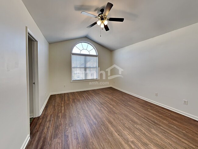 Building Photo - 5017 Village Lawn Dr
