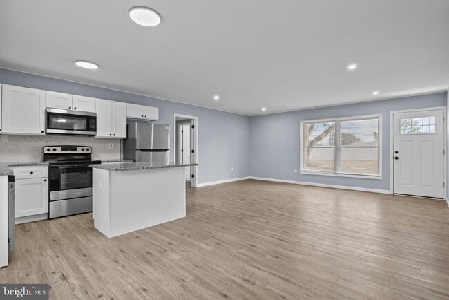 Building Photo - 338 Goldenridge Dr