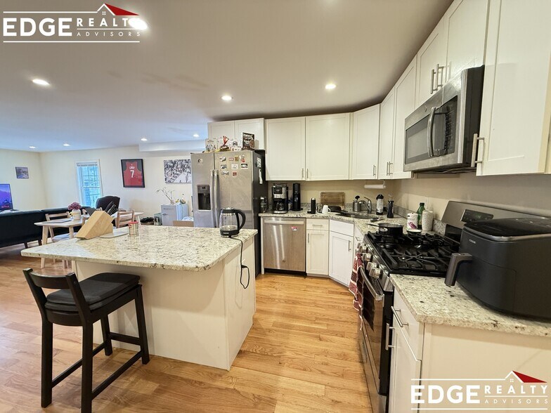 Building Photo - 23 Higgins St