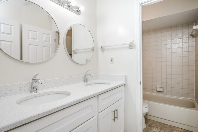 Building Photo - 6531 La Jolla St