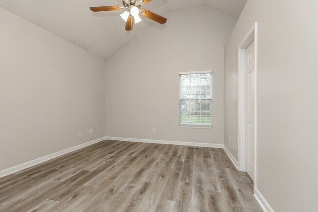 Building Photo - 230 High Chaperal Dr