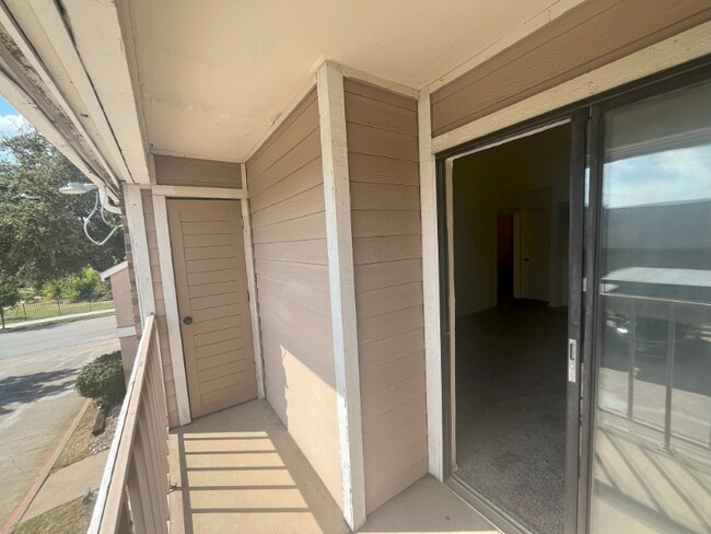 Building Photo - 2227 Madison Dr