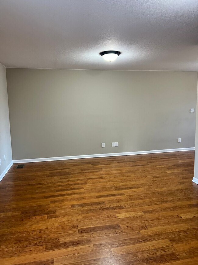 Building Photo - 3 bed/2bath Townhome freshly painted!