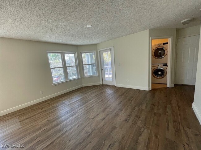 Building Photo - 2585 Grassy Point Dr