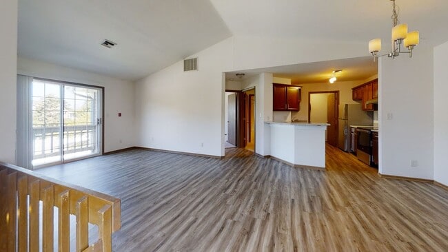 Building Photo - RENT SPECIAL - 1 Bedroom 1 Bathroom Upper Condo Style Apartment Available