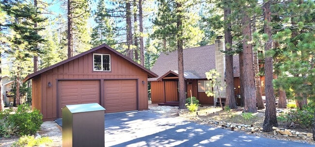 Building Photo - Unfurnished 4 Bed, 2 Bath with Garage.  Amazing Location on Dead-End Street with Forest Access!