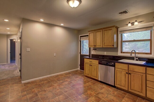Building Photo - 2943 Weaver Rd