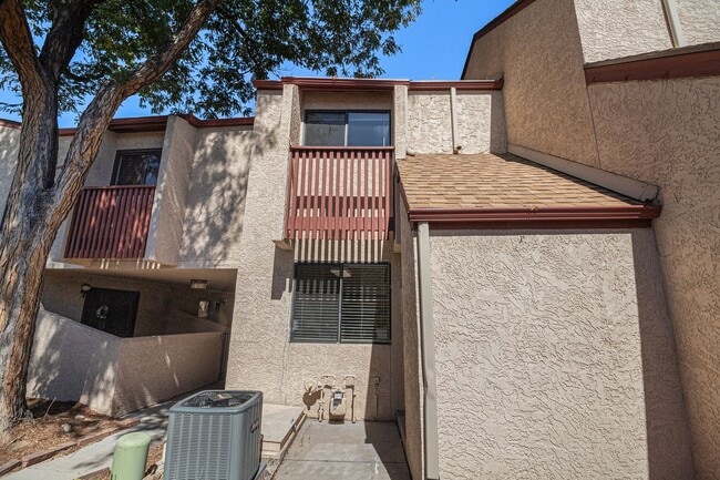 Building Photo - Well Maintained 2 Bed, 2 Bath Townhome in ...