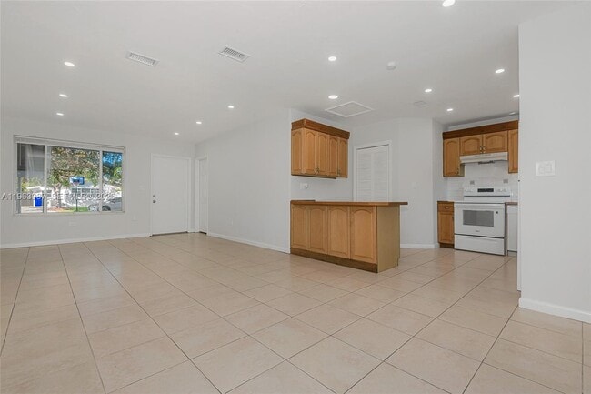 Building Photo - 621 N 70th Way