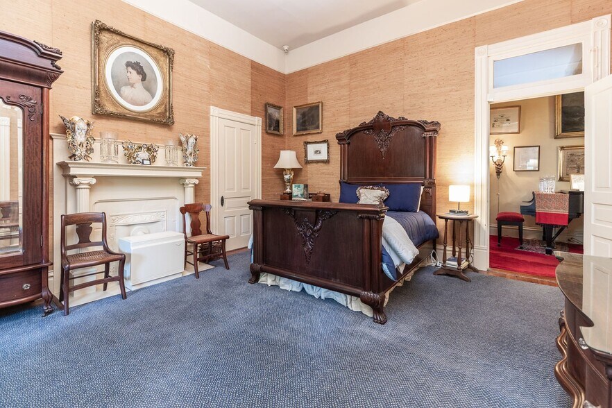 Building Photo - RESIDENTIAL/COMMERCIAL RENTAL - Charming historic home located downtown Opelika! (*Partially Furn...