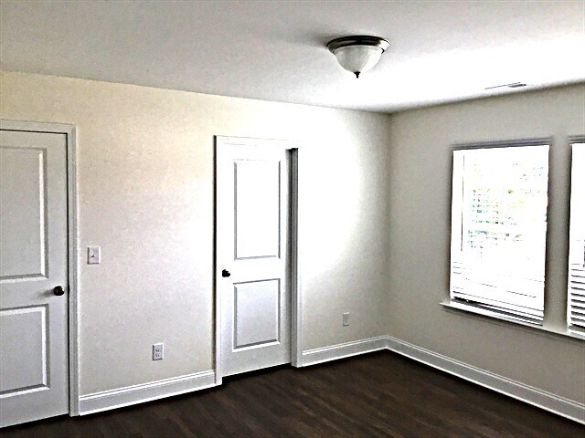 Building Photo - 4942 Trayton Ave