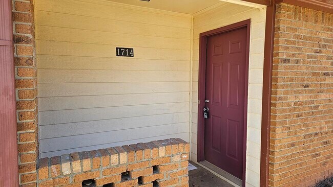 Building Photo - 1714 Riverside Ct NE