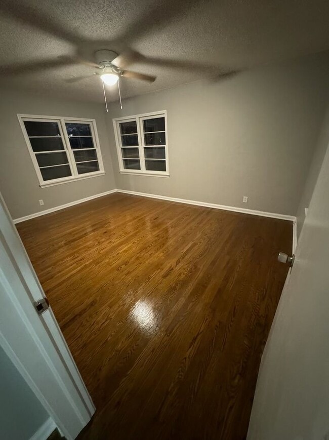 Building Photo - 2 bedroom/1 bathroom