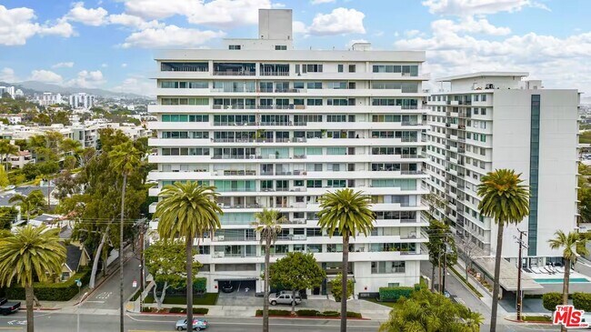 Building Photo - 838 N Doheny Dr