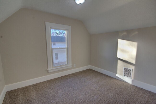 Building Photo - SL POS929