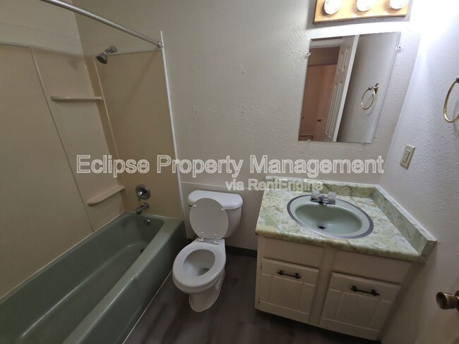 Building Photo - 208 Maple Dr
