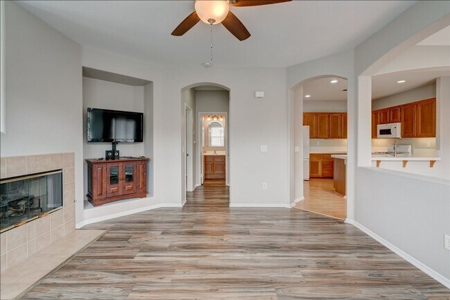 Building Photo - Fantastic 2 Bedroom Townhome minutes away to Camp Pendleton