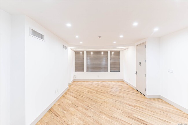 Building Photo - 282 E 38th St