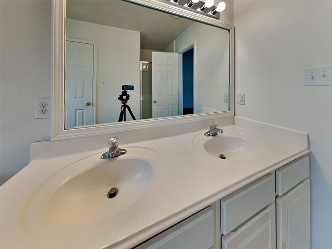 Building Photo - 409 Mystic Glen Loop