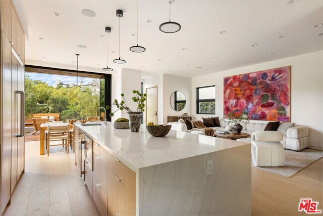 Building Photo - 822 Superba Ave