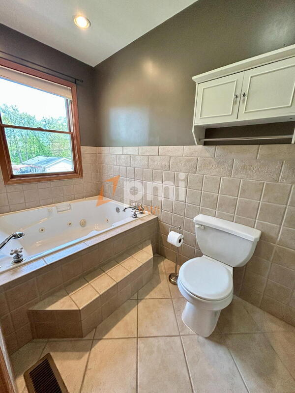 Building Photo - 5107 White Oak Terrace