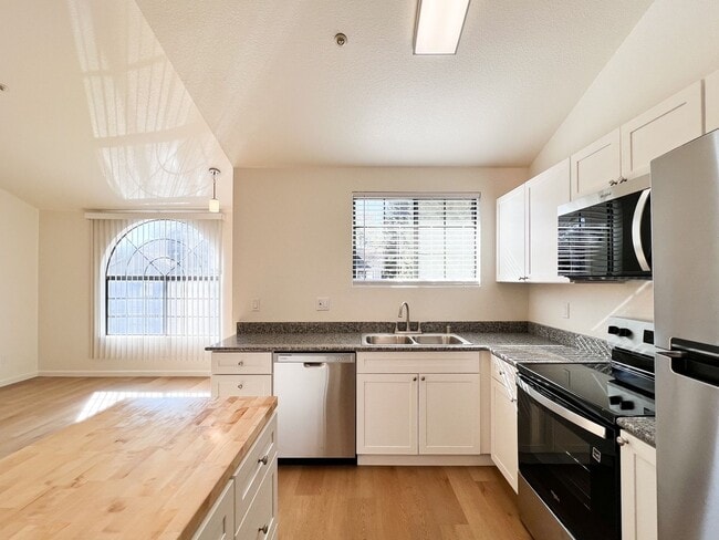 Building Photo - Renovated One Bedroom Condo with Single Ca...