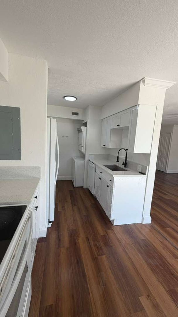 Building Photo - Large One Bedroom One Bath First level Condo