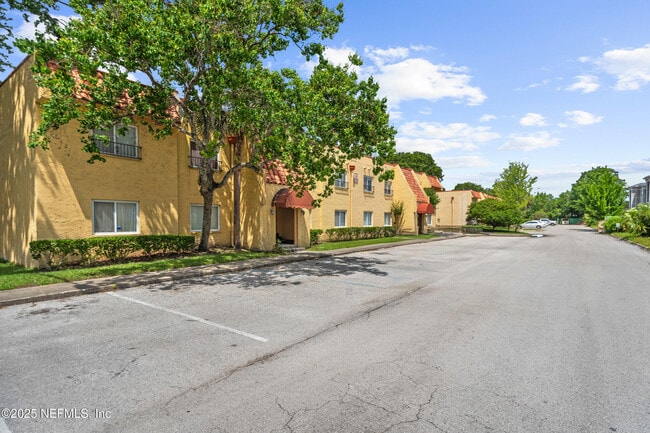 Building Photo - 6552 La Mirada Dr E