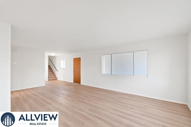 Building Photo - Gorgeous, updated 3 bed, 2 bath home in th...