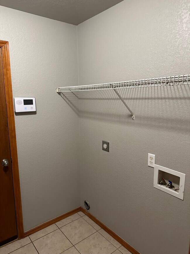 Building Photo - 2004 Cloverdale Ln